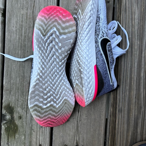 Nike Women's Epic React Flyknit 2 Athletic Shoes - Picture 4 of 5